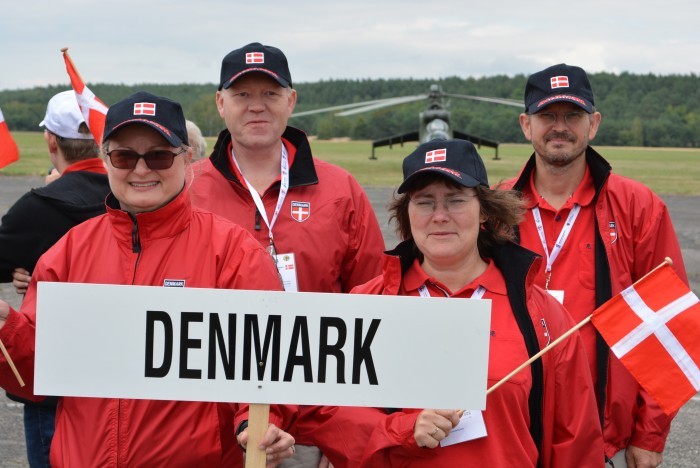 Fra åbningsceremonien ses her det danske team med Marianne Skrydstrup Jespersen, Torben Nielsen, navigatør Karen M.Hansen og pilot Iver Hansen - alle fra Viborg Flyveklub.